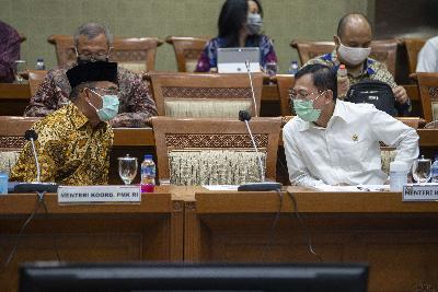 Menteri Kesehatan Terawan Agus Putranto (kanan) jelang rapat kerja dengan Komisi IX DPR di kompleks Parlemen, Jakarta, 11 Juni 2020. ANTARA/Aditya Pradana Putra
 