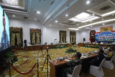 Menteri Kesehatan Terawan Agus Putranto menghadiri rapat virtual dalam kunjungan kerja di Gedung Negara Grahadi, Surabaya, Jawa Timur, 5 Juli 2020. ANTARA/Moch Asim