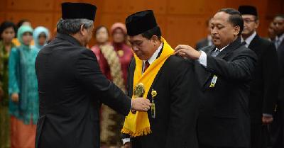 Fathur Rokhman saat dilantik sebagai Rektor Universitas Negeri Semarang di Kementerian Pendidikan dan Kebudayaan, Jakarta, 5 Juni 2013. FOTO: unnes.ac.id