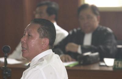 Joko S Tjandra memberikan keterangan sebagai saksi dalam kasus pengucuran BLBI di Pengadilan Negeri Jakarta Pusat, 18 Juli 2001. Dok.TEMPO/Amatul Rayyani