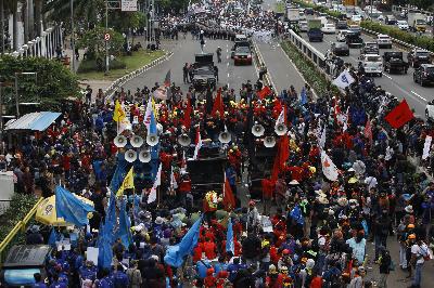 Kelompok buruh, petani, dan mahasiswa melakukan aksi menolak Omnibus Law RUU Cipta Lapangan Kerja di depan gedung DPR RI, Jakarta, 16 Juli 2020. TEMPO/Subekti