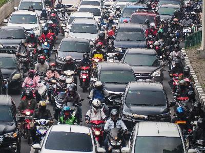 Kepadatan arus lalu lintas pada masa transisi di DKI Jakarta, 15 Juni 2020.  Tempo/Nurdiansah
