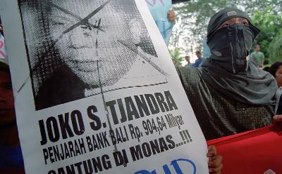 Aksi menuntut penegak hukum segera menangkap Joko S Tjandra di Jakarta, 2002. Dok TEMPO/Rendra
