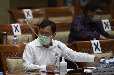 Menteri Kesehatan Terawan Agus Putranto (kiri) mengikuti rapat kerja bersama Komisi IX DPR di Kompleks Parlemen Senayan, Jakarta, 23 Juni 2020. ANTARA/Puspa Perwitasari