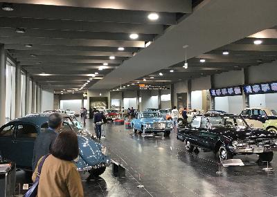 Pengunjung melihat  koleksi Toyota Automobile Museum di Nagakute Town, Nagoya.  Foto: Edi RM
