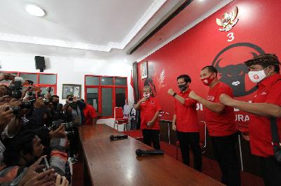 Pasangan calon wali kota Solo dan wakilnya, Gibran Rakabuming Raka  (ketiga dari kanan) dan Teguh Prakosa (kedua dari kanan) di Kantor DPC PDIP Solo,  Brengosan, Solo, Jawa Tengah, 17 Juli 2020. Tempo/Bram Selo Agung