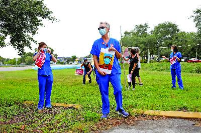 Perawat Maggie Anderson bergabung dengan perawat lain dari tiga fasilitas HCA Healthcare menggelar aksi protes selama pandemi corona (Covid-19) di Rumah Sakit St. Petersburg, Florida, Amerika, 15 Juli 2020. REUTERS / Octavio Jones