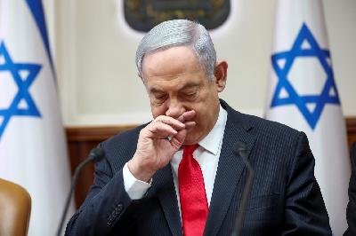 Perdana Menteri Israel Benjamin Netanyahu saat memimpin rapat kabinet mingguan di Yerusalem, 8 Maret 2020. Reuters/Oded Balilty/Pool