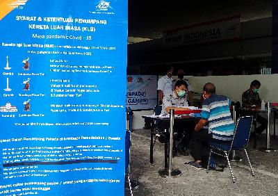 Petugas melakukan verifikasi kelengkapan Surat Izin Keluar Masuk (SIKM) calon penumpang terkait persyaratan untuk membeli tiket Kereta Api Luar Biasa di Stasiun Gambir, Jakarta, 28 Mei 2020.  TEMPO/Nurdiansah