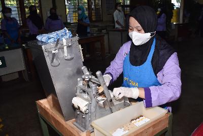 Pekerja mengenakan sarung tangan dan masker melinting rokok sigaret kretek tangan di pabrik rokok PT Digjaya Mulia Abadi (DMA) mitra PT HM Sampoerna, Kabupaten Madiun, Jawa Timur, 16 Juni 2020. ANTARA/Siswowidodo