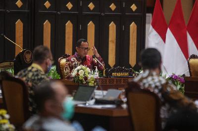 Menteri Dalam Negeri Tito Karnavian saat rapat koordinasi kesiapan pelaksanaan Pilkada serentak 2020 di Kalteng, Palangkaraya, Kalimantan Tengah, 19 Juli 2020.  ANTARA/Makna Zaezar