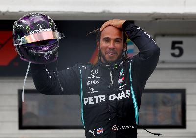 Lewis Hamilton merayakan kemenangannya pada Hungarian Grand Prix di Hungaroring, Budapest, Hungaria, 19 Juli 2020. REUTERS/Leonhard Foeger