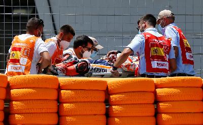 Marc Marquez saat dibawa ke mobil ambulan setelah terjatuh pada Spanish Grand Prix di Circuito de Jerez, Jerez, Spanyol 19 Juli 2020. REUTERS/Marcelo Del Pozo