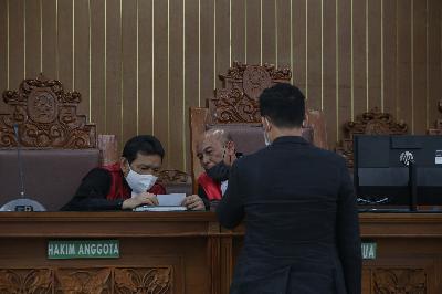 Kuasa Hukum Djoko Tjandra, Andri Putra Kusuma (kanan) menyerahkan surat sakit dan surat permohonan kepada Majelis Hakim dalam sidang Peninjauan Kembali (PK) yang diajukan oleh buronan kasus korupsi Cassie Bank Bali, Joko Tjandra di Pengadilan Negeri Jakarta Selatan, 20 Juli 2020. TEMPO/M Taufan Rengganis