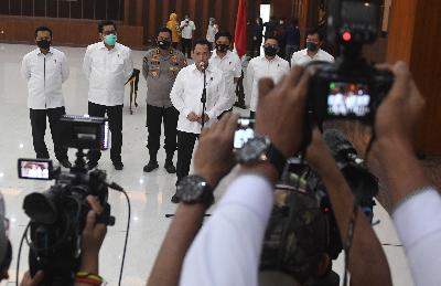 Kabareskrim Polri Komjen Pol Listyo Sigit Prabowo (tengah) memberikan keterangan terkait dicopotnya Brigjen Pol Prasetijo Utomo dalam upacara di Mabes Polri, Jakarta, 16 Juli 2020. ANTARA/Akbar Nugroho Gumay
