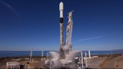 Roket Falcon 9 buatan SpaceX yang membawa satelit ANALIS-II.  spacex.com