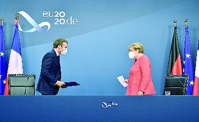 Kanselir Jerman Angela Merkel dan Presiden Prancis Emmanuel Macron meninggalkan jumpa pers dalam KTT Uni Eropa di Brussels, Belgia, 21 Juli 2020.  John Thys/Pool via REUTERS