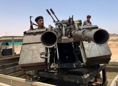 Anggota pasukan pemerintah Libya mengendarai kendaraan militer ketika bersiap menuju Kota Sirte, perbatasan Misrata, Libya, 18 Juli 2020. REUTERS / Ayman Sahely