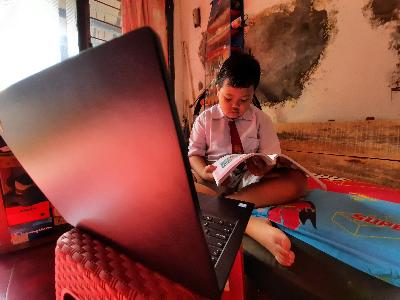 Seorang siswa kelas 2 Sekolah Dasar mengerjakan soal-soal Penilaian Akhir Tahun ajaran 2019-2020, secara daring dari rumah, di Kampung Baru I, Halim Perdanakusuma, Jakarta Timur, 8 Juni 2020.  TEMPO/Imam Sukamto