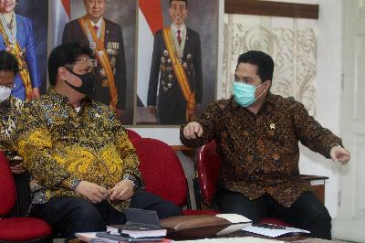 Menteri BUMN Erick Thohir (kanan) dan Menko Perekonomian Airlangga Hartarto mengumumkan Peraturan Pemerintah (PP) terkait penanganan Covid-19 di Kantor Presiden, Jakarta, 20 Juli 2020.  RANDI TRI KURNIAWAN/RM/POOL
