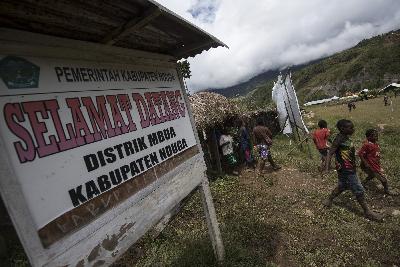 Warga berkumpul di dekat Pos Komando Taktis Pembangunan jalan Trans Papua di Distrik Mbua, Kabupaten Nduga, Papua, 2016. ANTARA/Sigid Kurniawan