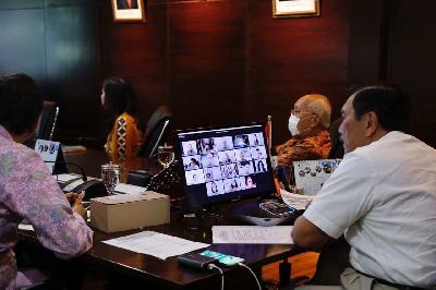 Menteri Koordinator Bidang Kemaritiman dan Investasi Luhut Binsar Pandjaitan (kanan) memimpin Rakor Percepatan Pembangunan Lima Destinasi Pariwisata Super Prioritas secara daring di Kantor Kemenko Marves, Jakarta, 25 Juni 2020. maritim.go.id