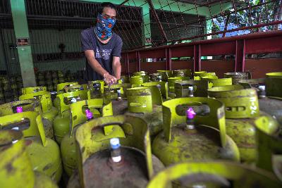 Bongkar muat gas elpiji 3kg di agen gas kawasan Mampang, Jakarta, 28 April 2020. Tempo/Tony Hartawan