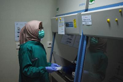 Petugas laboratorium bagian pengolahan untuk mengetahui hasil tes PCR di Rumah Sakit Pendidikan Universitas Padjadjaran di Bandung, Jawa Barat, 23 Juli 2020.  TEMPO/Prima Mulia