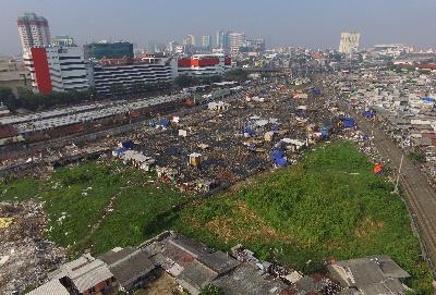 Suasana di tepi rel kereta api di kawasan Kampung Bandan yang akan dibangun Depo MRT, Ancol, Jakarta, 2017.  TEMPO/Subekti