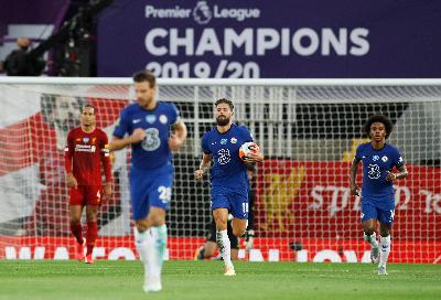 Pemain Chelsea, Olivier Giroud dalam Liga Primer melawan Liverpool di Anfield, Liverpool, 22 Juli 2020. REUTERS/Phil Noble