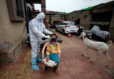 Petugas kesehatan melakukan tes swab di tengah wabah penyakit coronavirus (COVID-19), di Ahmedabad, India, 24 Juli 2020. REUTERS/Amit Dave