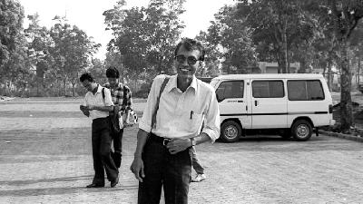 Sapardi Djoko Damono di kampus Universitas Indonesia (UI), Depok, Jawa Barat, 1987. TEMPO/Gatot Sri Widodo