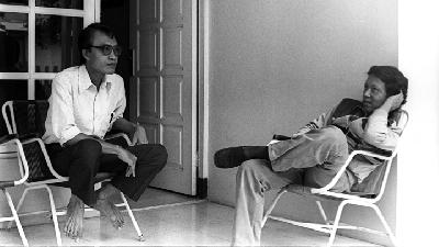Sapardi Djoko Damono (kiri) diwawancarai Bambang Bujono di rumahnya, Depok, Jawa Barat, 1987. TEMPO/Gatot Sri Widodo