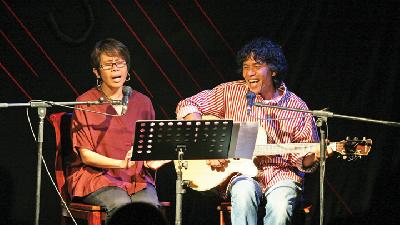 AriReda dalam pentas musikalisasi puisi karya Sapardi Djoko Damono di Cafe Newseum, Jakarta, Maret 2009. Dok.TEMPO/Adri Irianto