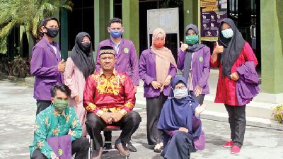 Alivermana Wiguna bersama mahasiswa di STKIP Muhammadiyah Sampit, Kalimantan Tengah, 22 Juli lalu.
Utfa Yunianto