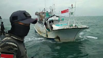 Kapal Sunrise Glory saat ditangkap oleh KRI Sigurot 864 di Selat Philips, Batam, Februari 2018./HO Armabar TNI AL