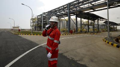 Petugas di pabrik oli milik Shell di Bekasi, November 2015. Tempo/Tony Hartawan
