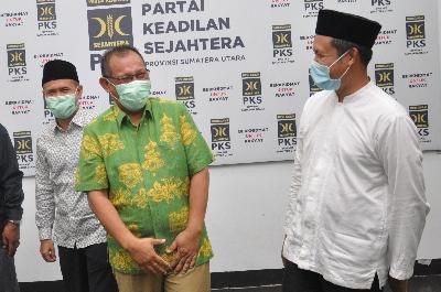 Akhyar Nasution (tengah) di kantor DPW PKS Sumut, Medan, Sumatera Utara, 14 Juli 2020. ANTARA/Septianda Perdana