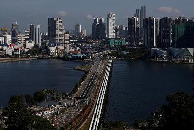 Jalanan terlihat lengang antara perbatasan Singapura-Malaysia setelah Malaysia melakukan penguncian wilayah sejak 18 Maret lalu. REUTERS/Edgar Su