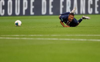 Kylian Mbappe cidera saat bertnding di Stade de France, Saint-Deni, Paris, Perancis, 24 Juli 2020. REUTERS/Christian Hartmann