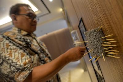 Tusuk gigi yang digunakan karyawan di kantor PLN Pusat untuk menekan tombol lift di Jakarta, 24 Juli 2020. Tempo/Tony Hartawan