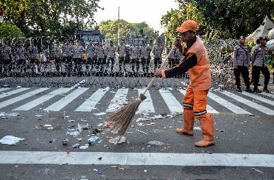 Pekerja Penanganan Sarana dan Prasarana Umum membersihkan sampah di Depan Istana Merdeka, Jakarta Pusat, 2018. Dok Tempo/Fakhri Hermansyah
