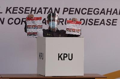 Simulasi pencoblosan surat suara pemungutan suara Pilkada Serentak 2020 di Kantor KPU, Jakarta, 22 Juli 2020. TEMPO/M Taufan Rengganis