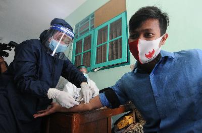 Petugas kesehatan melakukan rapid test COVID-19 kepada Petugas Pemutakhiran Data Pemilih di Boyolali, Jawa Tengah, 8 Juli 2020. ANTARA/Aloysius Jarot Nugroho