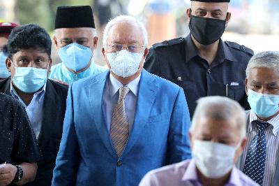 Mantan Perdana Menteri Malaysia Najib Razak dan para pendukungnya tiba di Pengadilan Tinggi Kuala Lumpur, Malaysia, 1 Juni 2020. REUTERS / Lim Huey Teng