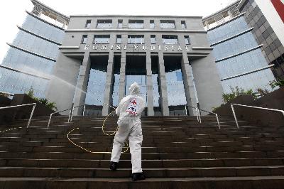 Petugas PMI Jakarta Pusat melakukan penyemprotan disinfektan Gedung Komisi Yudisial di Jakarta,  10 Juli 2020. TEMPO/Subekti