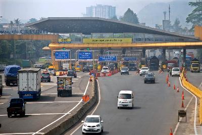 Sejumlah kendaraan di gerbang tol Cileunyi, Kabupaten Bandung, Jawa Barat, 2018. TEMPO/Prima Mulia