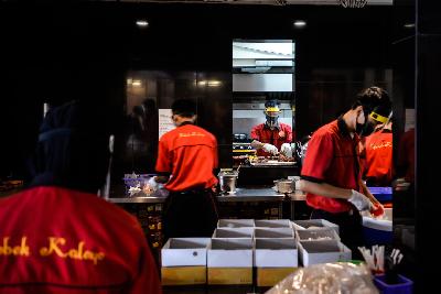 Pegawai menggunakan pelindung wajah di salah satu rumah makan Rawa Mangun, Jakarta, 26 Juni 2020. Data Badan Pendapatan DKI menyebutkan target pajak restoran tahun ini ialah sebesar Rp 4,25 triliun. Tempo/Tony Hartawan
