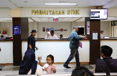Warga membayar pajak kendaraan bermotor di Samsat Jakarta Selatan, Polda Metro Jaya, Jakarta, 2018. TEMPO/M Taufan Rengganis