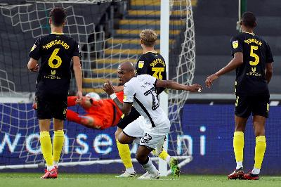 Pemain Swansea City, Andre Ayew mencetak gol ke gawang Brentford di Liberty Stadium, Swansea, Inggris, 26 Juli 2020. Action Images via Reuters/John Sibley